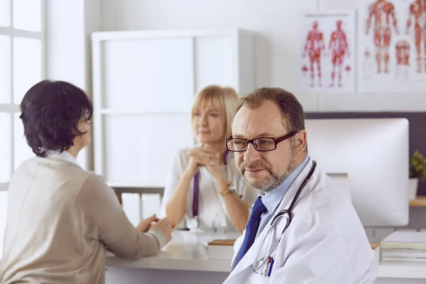 Médico americano hablando con una mujer en cirugía —  Fotos de Stock