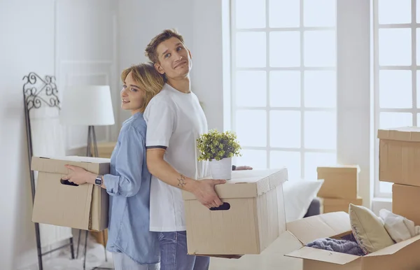 幸せな若いカップルが新しい家に移り住み — ストック写真