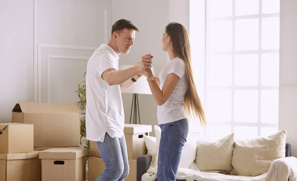 Прекрасна пара танцює в новій порожній квартирі — стокове фото