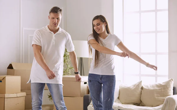 Прекрасная пара танцует в новой пустой квартире — стоковое фото