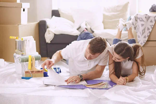 Unga spansktalande par tittar på ritningar av nya hem, hög vinkel View — Stockfoto