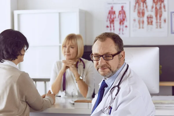 Amerikaanse dokter praten met de vrouw in de chirurgie — Stockfoto