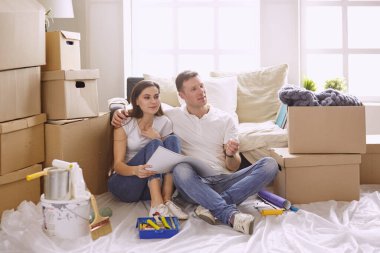 Genç İspanyol çift yeni ev planları bakarak, yüksek açı görünümü