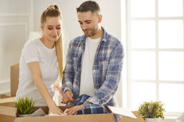 Mutlu genç çift yeni evine taşınıyor.