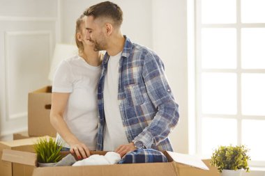 Mutlu genç çift yeni evine taşınıyor.