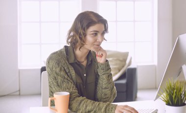 Office grafik tablet ile çalışan genç kadın