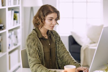 Office grafik tablet ile çalışan genç kadın