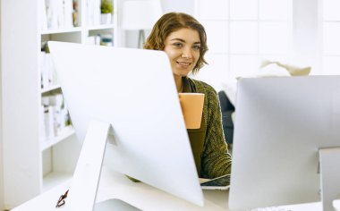 Office grafik tablet ile çalışan genç kadın