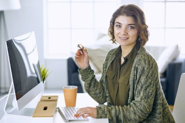 Office grafik tablet ile çalışan genç kadın