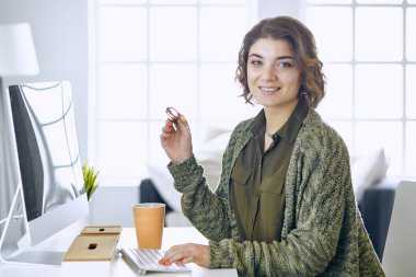 Office grafik tablet ile çalışan genç kadın