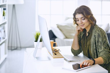 Office grafik tablet ile çalışan genç kadın