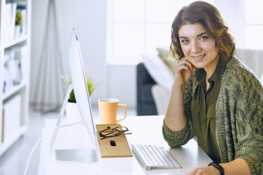Office grafik tablet ile çalışan genç kadın