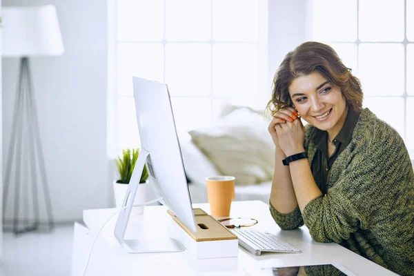 Office grafik tablet ile çalışan genç kadın