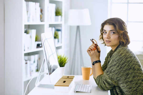 Junge Frau arbeitet im Büro mit Grafik-Tablet — Stockfoto