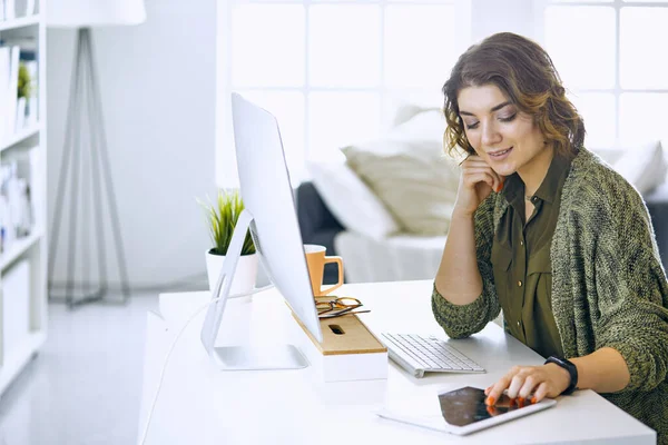 Office grafik tablet ile çalışan genç kadın