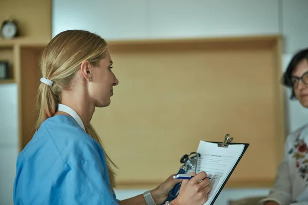 Junge Frau arbeitet im Büro mit Grafik-Tablet — Stockfoto