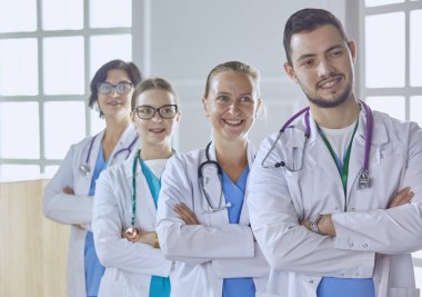 Doktorlar ve hemşireler hastanede gülümseyen