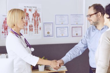 Resepsiyondaki çift bir seksologla sorunları tartışıyor.