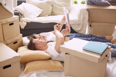 Genç Vietnamlı aile aile albümü ile seyir