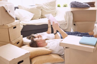 Genç Vietnamlı aile aile albümü ile seyir