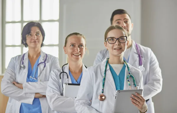 Gruppo di operatori medici ritratto in ospedale — Foto Stock