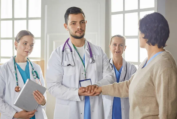 Paziente con un gruppo di medici sullo sfondo — Foto Stock