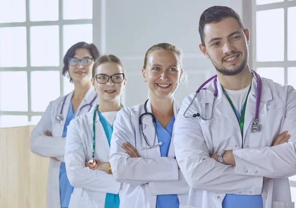 Équipe souriante de médecins et d'infirmières à l'hôpital — Photo