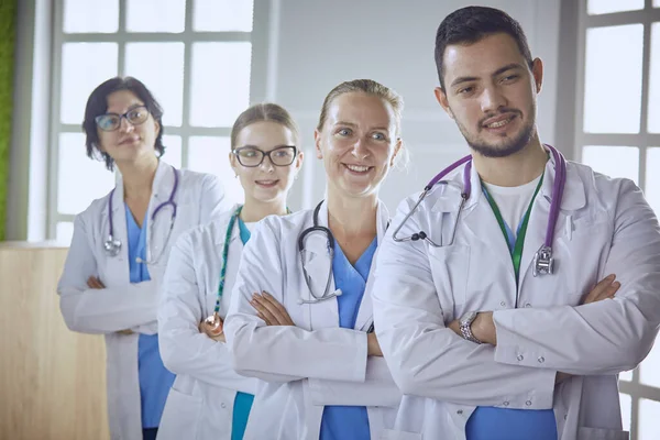 Squadra sorridente di medici e infermieri in ospedale — Foto Stock