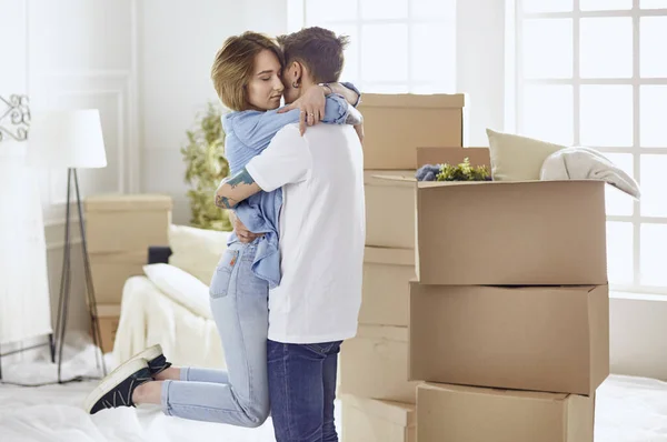 Glada leende unga par visar ett par nycklar till deras nya hus — Stockfoto