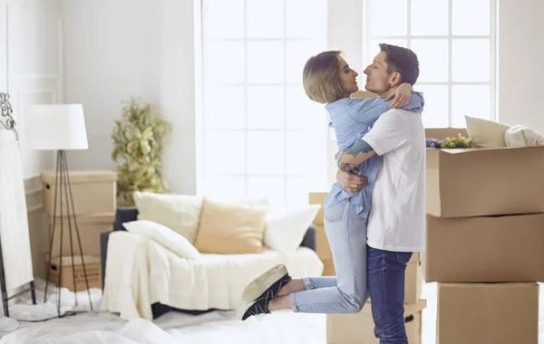Glada leende unga par visar ett par nycklar till deras nya hus — Stockfoto