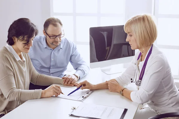 Couple at reception discussing issues with a sexologist — Stock Photo, Image