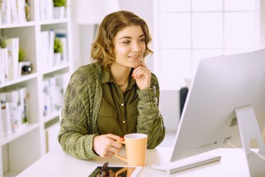 Office grafik tablet ile çalışan genç kadın