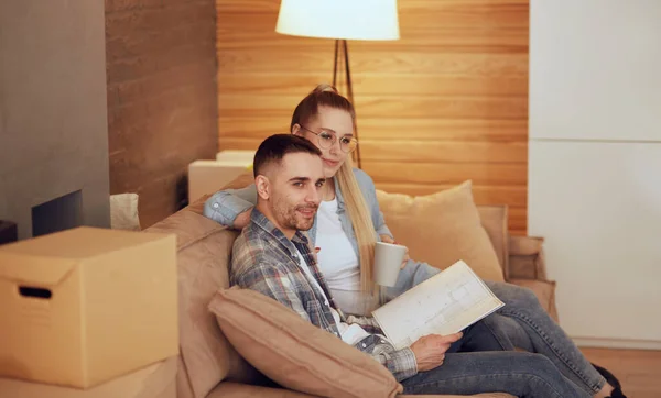 Pareja feliz en un gran apartamento acogedor y luminoso celebrar — Foto de Stock