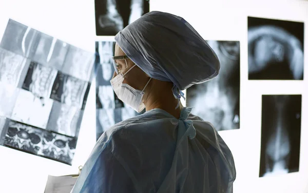 병원에서 엑스레이를 보고 있는 두 명의 여성 의사 — 스톡 사진