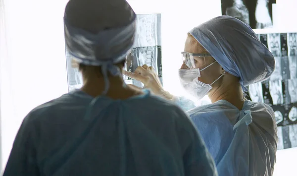 Due donne mediche che guardano le radiografie in un ospedale — Foto Stock