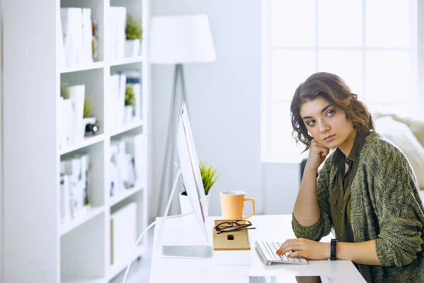 Junge Frau arbeitet im Büro mit Grafik-Tablet — Stockfoto