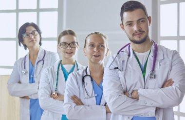 Doktorlar ve hemşireler hastanede gülümseyen