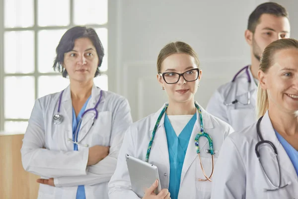 Grupo de trabajadores médicos retrato en el hospital —  Fotos de Stock