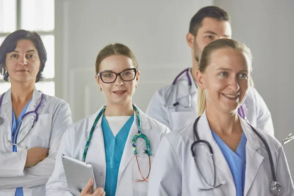 Gruppo di operatori medici ritratto in ospedale — Foto Stock