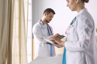 Doktor, arka planda bir grup hastada