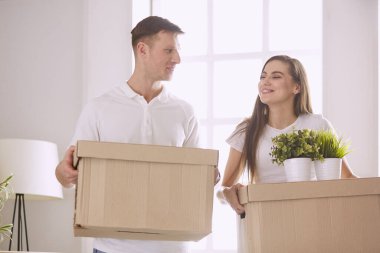 Mutlu genç çift yeni evine taşınıyor.