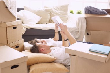 Genç Vietnamlı aile aile albümü ile seyir