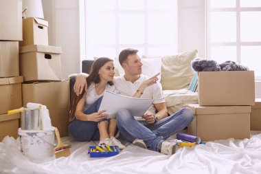 Genç İspanyol çift yeni ev planları bakarak, yüksek açı görünümü