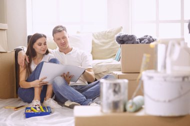 Genç İspanyol çift yeni ev planları bakarak, yüksek açı görünümü