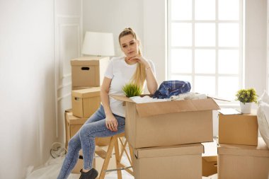 Kız yeni bir eve taşınırken bazı şeyleri ayrıştırıyor.