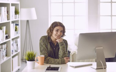 Office grafik tablet ile çalışan genç kadın