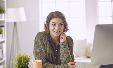 Office grafik tablet ile çalışan genç kadın