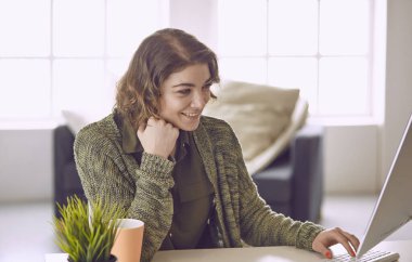 Office grafik tablet ile çalışan genç kadın