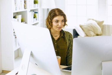 Office grafik tablet ile çalışan genç kadın