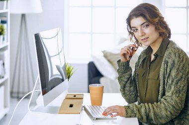 Office grafik tablet ile çalışan genç kadın